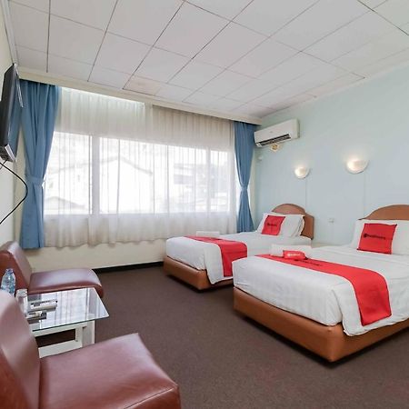 Готель Reddoorz Near Kebayoran Baru Blok S Джакарта Екстер'єр фото